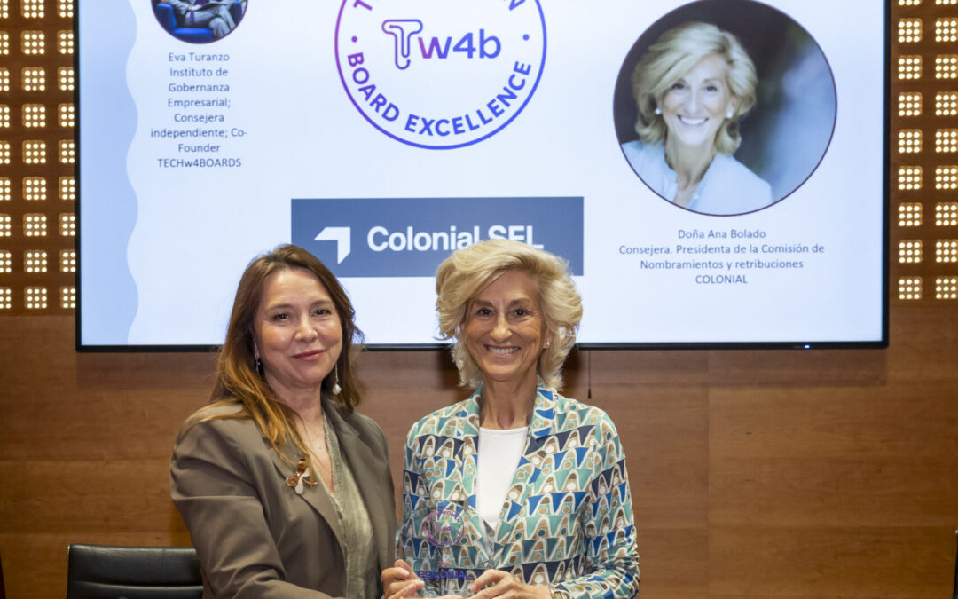 Imagen entrega premio a Colonial