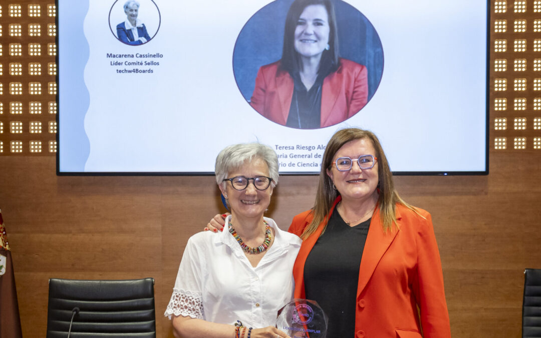 imagen entrega premio a Teresa